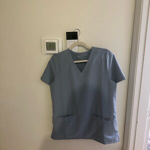 Figs Scrub Top Women’s Dusty Blue
Size Medium
Casma Three Pocket Scrub Top